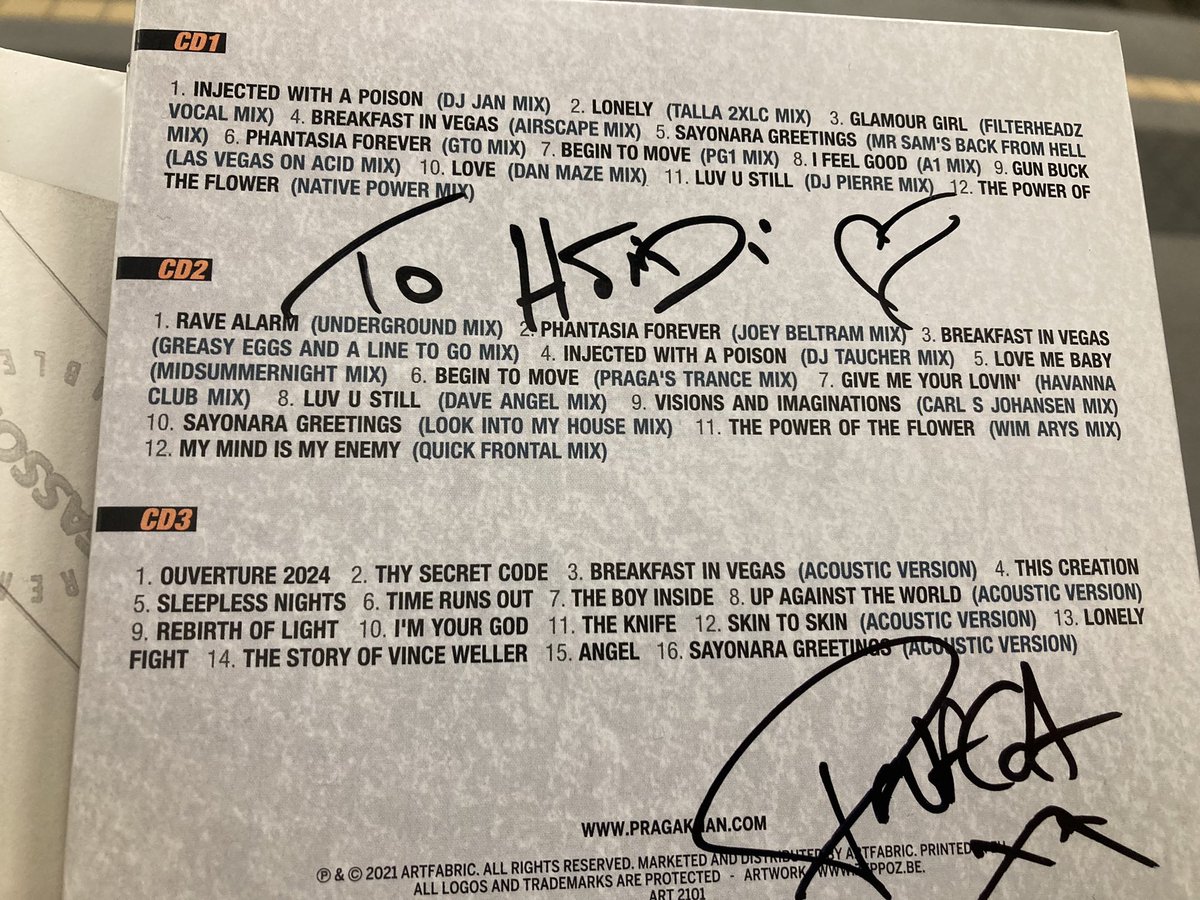 ver_meir's tweet image. Wel, ik kreeg dankzij de Nationale Loterij een goodiebag en ik kon deze laten signeren door Maurice. Ik heb geen cdspeler meer in huis, maar zot blij :) #theend #pragakhan