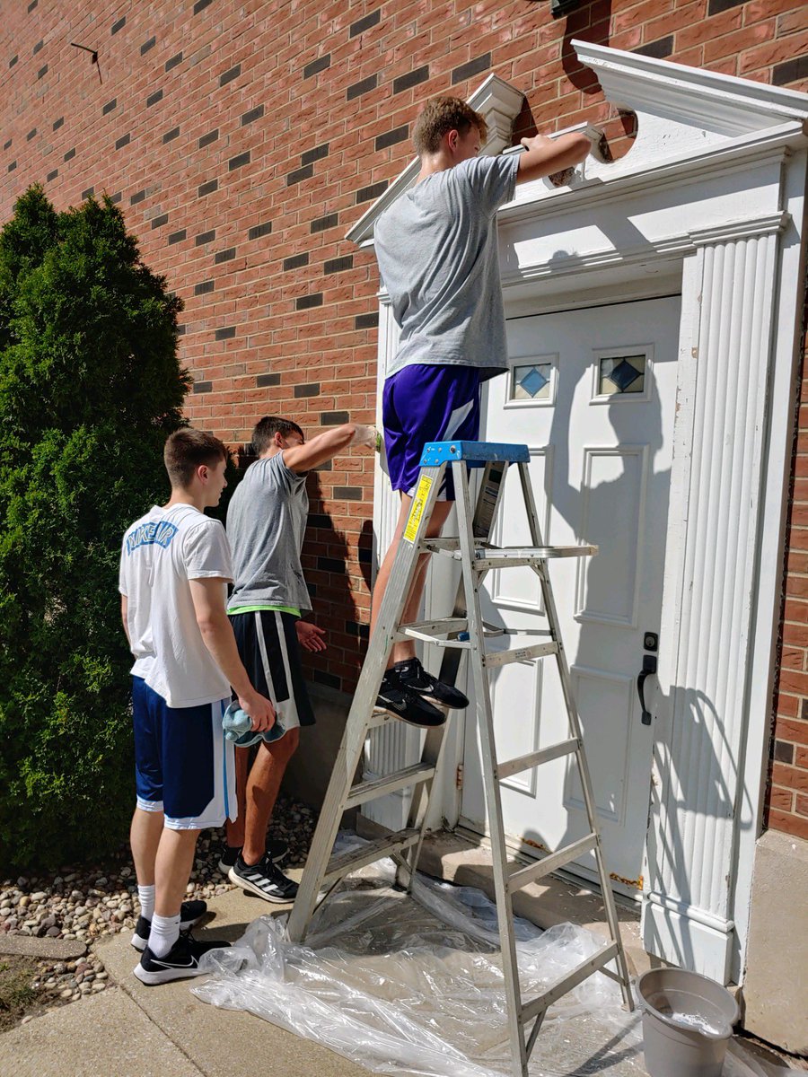TrollsMBball's tweet photo. Trolls working in the community at Calvary Church. #Forward https://t.co/UQJsa0Ykjq