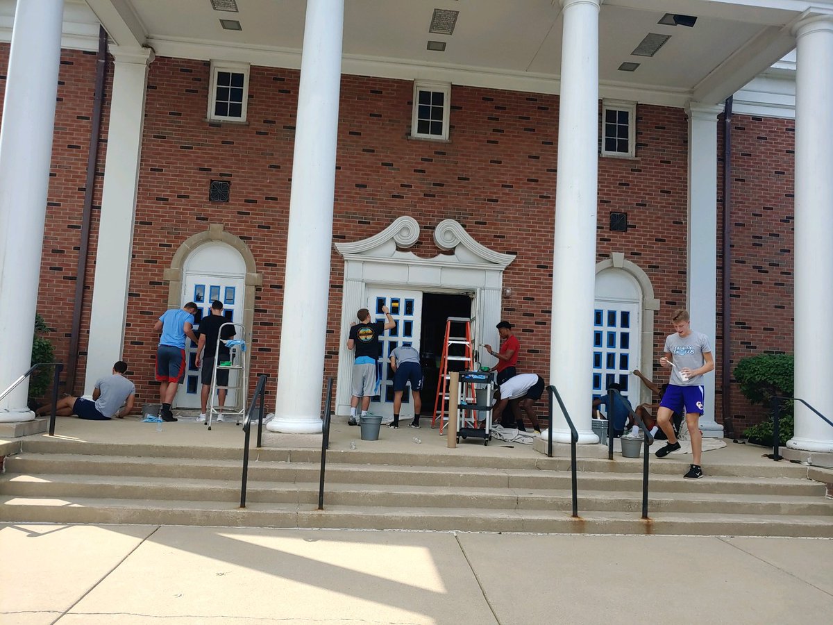 TrollsMBball's tweet photo. Trolls working in the community at Calvary Church. #Forward https://t.co/UQJsa0Ykjq