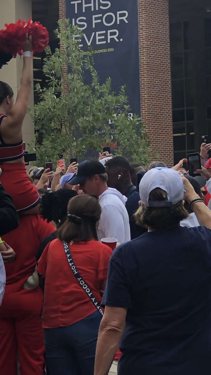 HiPpIeCoUrT84's tweet photo. Lane Train Baby!!!
#LaneTrain
#HottyToddy
#BeatCA https://t.co/j8IRpIUd44