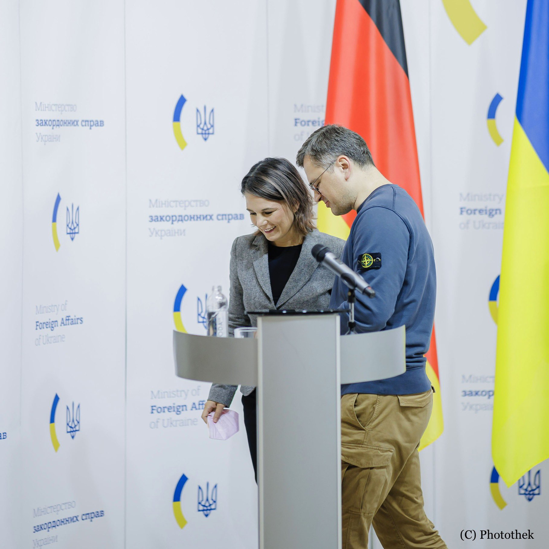 Foreign Minister Baerbock with Ukrainian Foreign Minister Kuleba behind a lectern.
