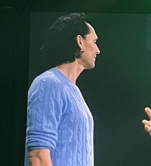 tom hiddleston’s jawline appreciation tweet