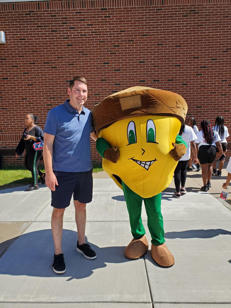 sunyesf's tweet photo. .@ESFOakie loved stopping by Syracuse’s Literacy Parade today 📚🙌 &amp; looks who we ran into @BenWalsh44 https://t.co/ekvPTCQVwR