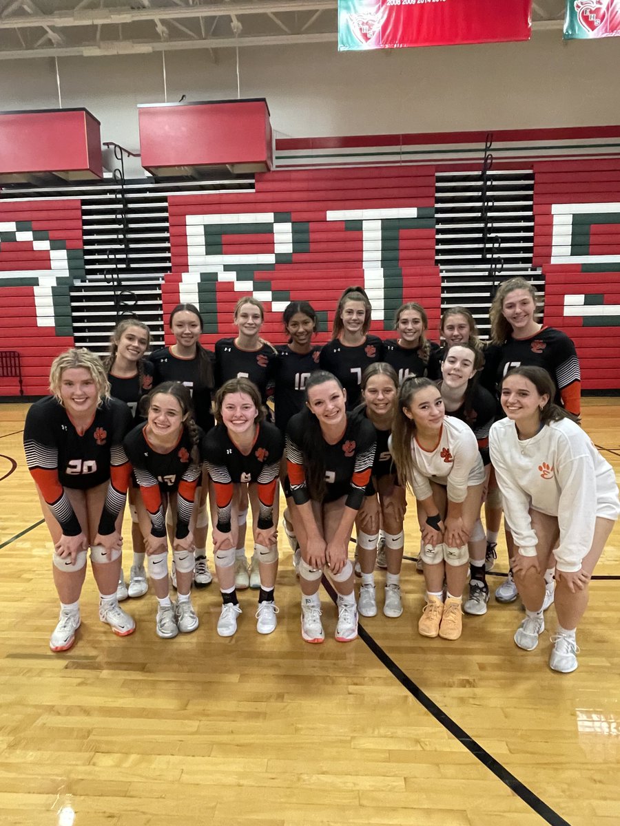 Tigers go 4-1 on the weekend and end the weekend beating Mater Dei‼️ 🏐🧡🏐🖤🐅🏐 ⁦<a href="/princi_fox/">Alexander Fox</a>⁩ ⁦<a href="/ECUSDistrict7/">Edwardsville School District #7</a>⁩