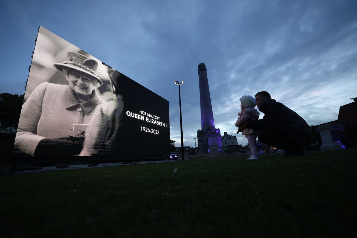 Hartlepool Council took this amazing picture of my little niece &amp; her dad paying their respects to Elizabeth The Great - Our Queen and someone all girls, ladies , women have looked up to for years 💕👏🏼
