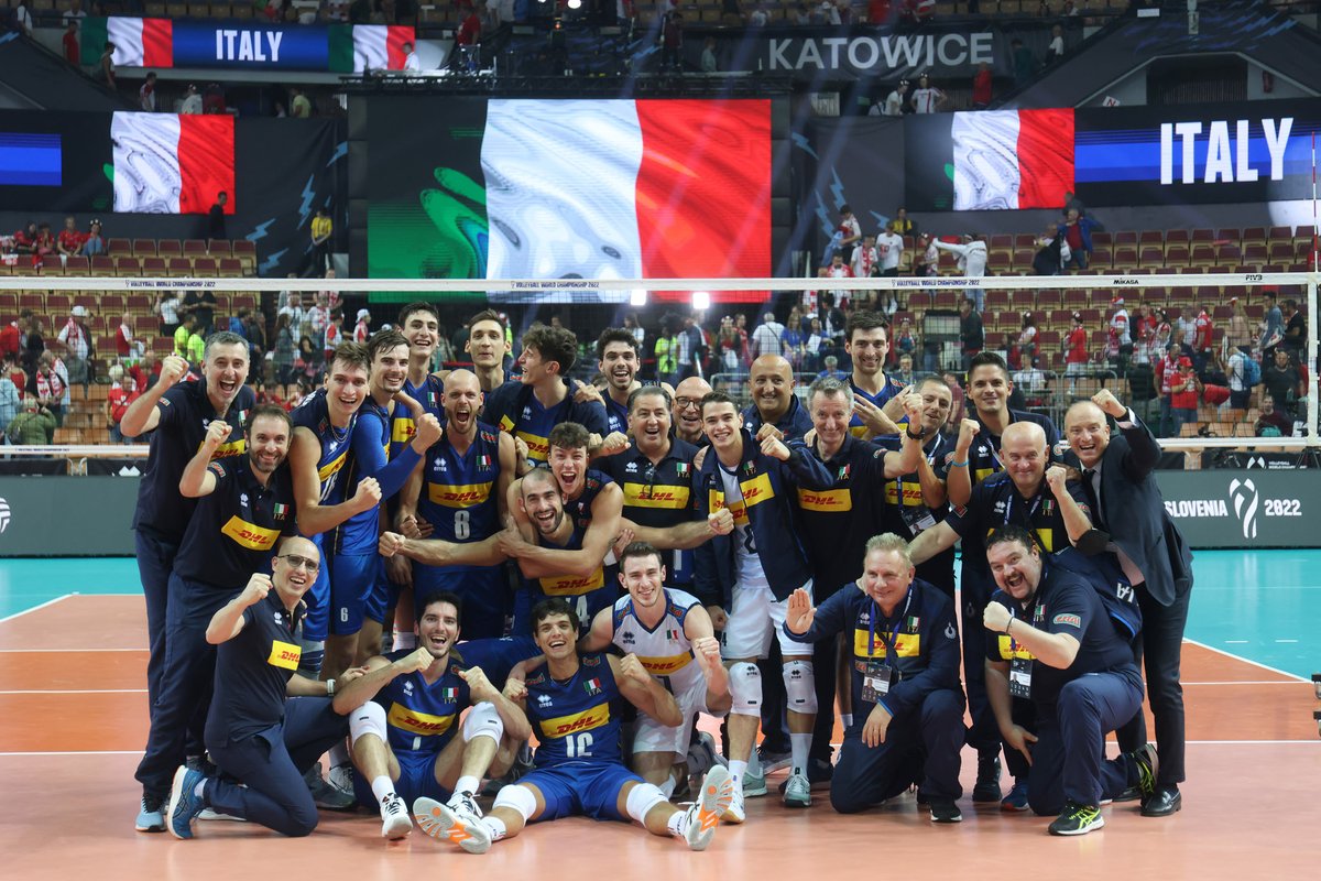 Federvolley's tweet photo. #MWCH2022 🏆
🔥 L’Italia dopo 24 anni è in FINALE🔥
 Domani #ItaliaPolonia 🇮🇹 🇵🇱  per il titolo mondiale.

🗒️ LA NEWS  ▶️  https://t.co/IBscbN8nP5
📸 LA GALLERY  ▶️  https://t.co/5QAjfN8iP2

#LaNazionale | @volleyballworld https://t.co/6S4XaTG8Bn