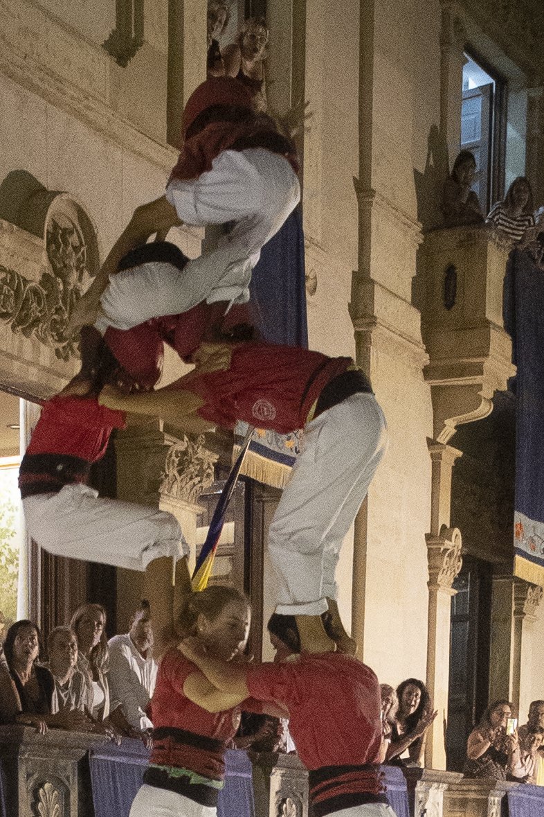 ara_castells's tweet image. Seqüència del 2d8sf | Tal com es veu a les imatges, l'enxaneta no trepitja el peu de l'acotxador en el 2d8sf de la @JovesValls. 

Segons les normes del Concurs no es consideraria carregat. #castellers

📸 Fotografies: Tjerk van der Meulen