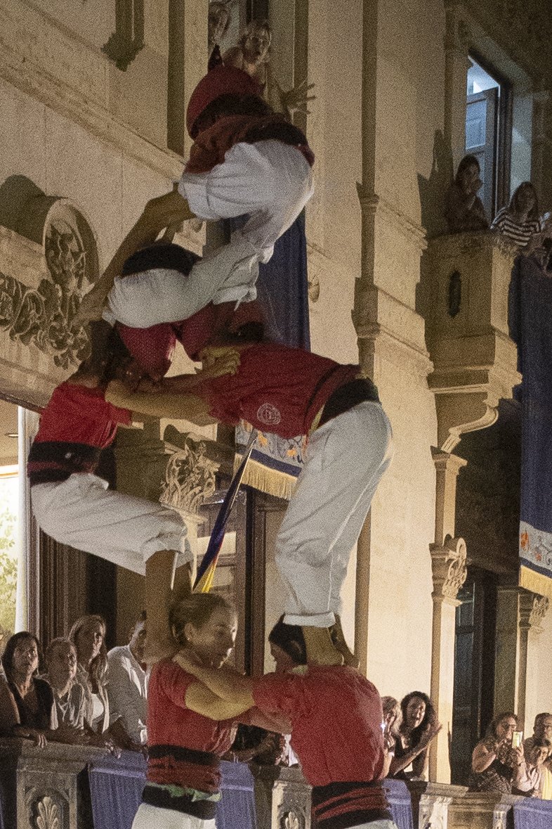 ara_castells's tweet image. Seqüència del 2d8sf | Tal com es veu a les imatges, l'enxaneta no trepitja el peu de l'acotxador en el 2d8sf de la @JovesValls. 

Segons les normes del Concurs no es consideraria carregat. #castellers

📸 Fotografies: Tjerk van der Meulen