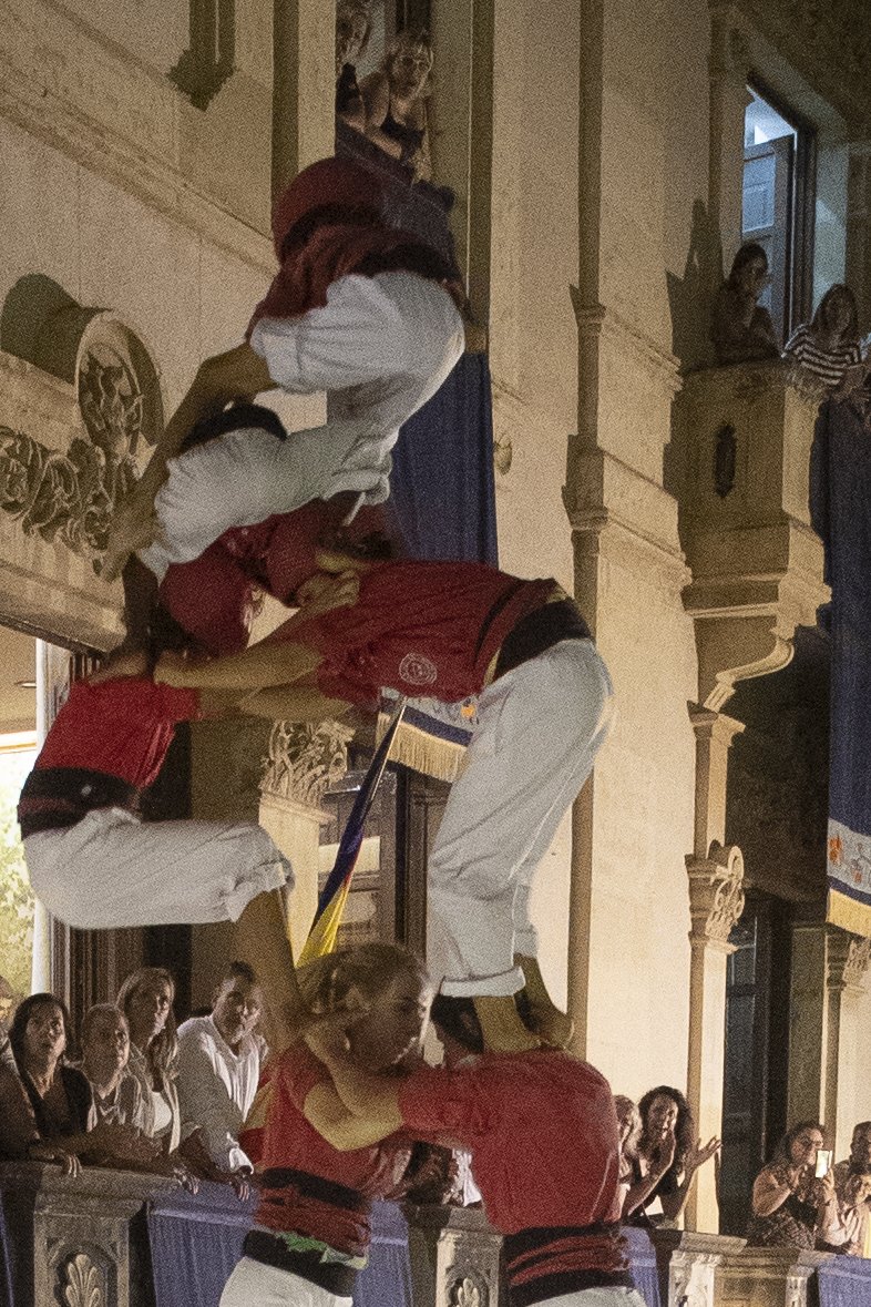 ara_castells's tweet image. Seqüència del 2d8sf | Tal com es veu a les imatges, l'enxaneta no trepitja el peu de l'acotxador en el 2d8sf de la @JovesValls. 

Segons les normes del Concurs no es consideraria carregat. #castellers

📸 Fotografies: Tjerk van der Meulen