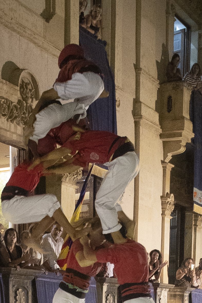 ara_castells's tweet image. Seqüència del 2d8sf | Tal com es veu a les imatges, l'enxaneta no trepitja el peu de l'acotxador en el 2d8sf de la @JovesValls. 

Segons les normes del Concurs no es consideraria carregat. #castellers

📸 Fotografies: Tjerk van der Meulen