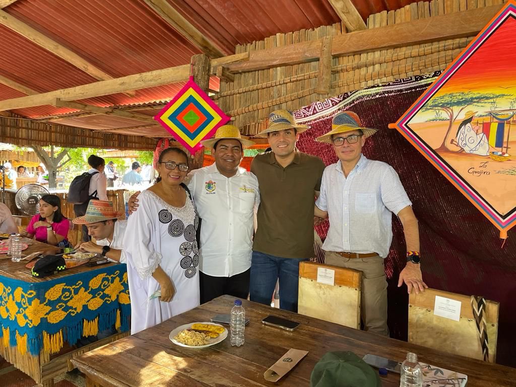 juanlogomezs's tweet photo. En #Uribia ratificamos junto @boni_henriquez y la tia Renata, integrante de la Mesa de Concertación Wayuu, la solicitud que hicimos al ministro de Educación @agaviriau, necesitamos mejorar la calidad e infraestructura educativa en zona rural de la Alta, Media y Baja guajira. https://t.co/A89PJJoMkC