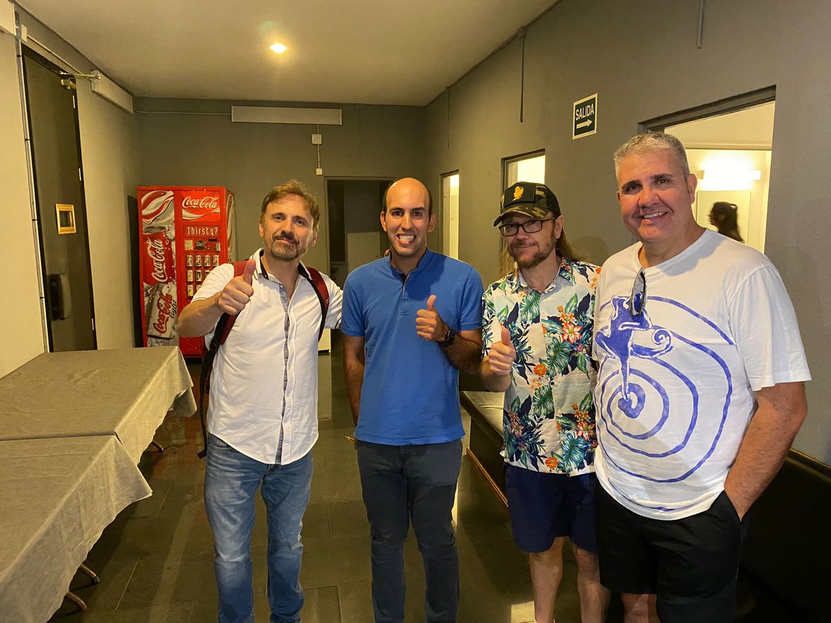 TortellP's tweet photo. Hola a todos he conocido hoy a mi ídolo @JoseMotatv y sus 2 amigos @flofdezz y @SSantiagosegura https://t.co/1ruovt55cC
