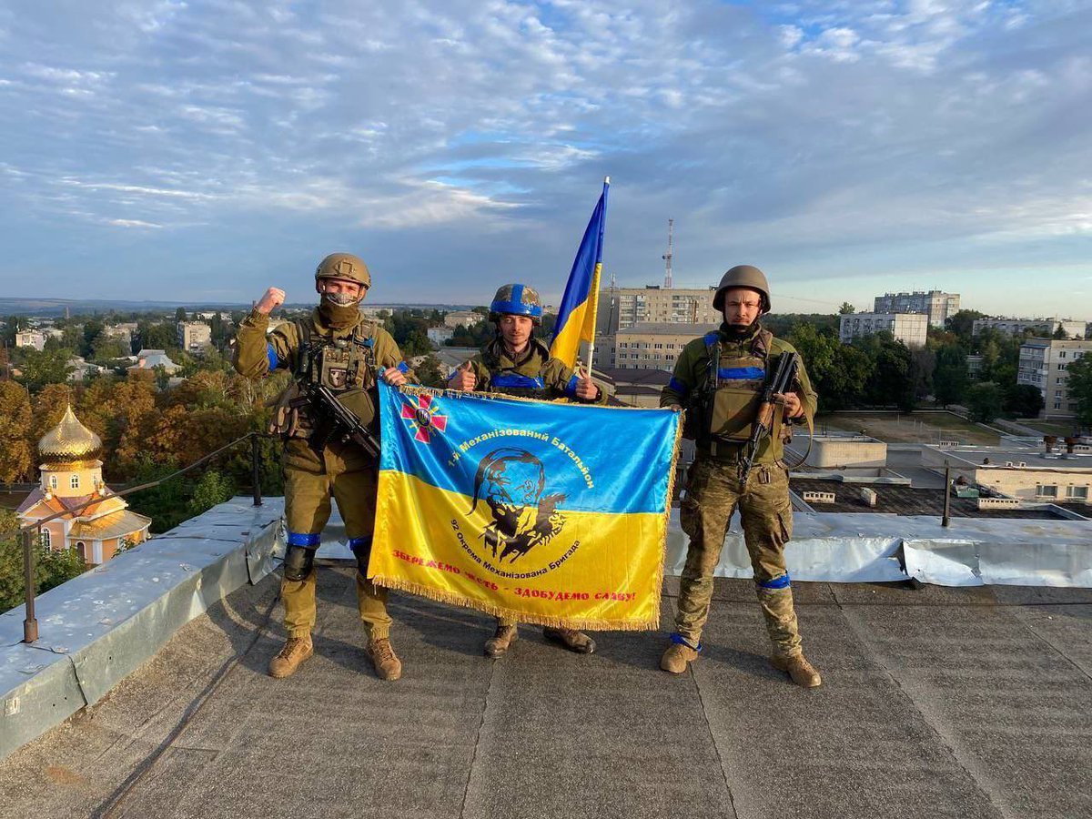 #Econ4UA update: this summer we sent medicine & thermal visions to Kraken and 92nd brigade in #Kharkiv.

These are literally the guys making history right now! I couldn't be prouder of helping them.

(Photos: Kraken hoisting 🇺🇦flag over Balakliia, 92nd brigade over Kupiansk.)