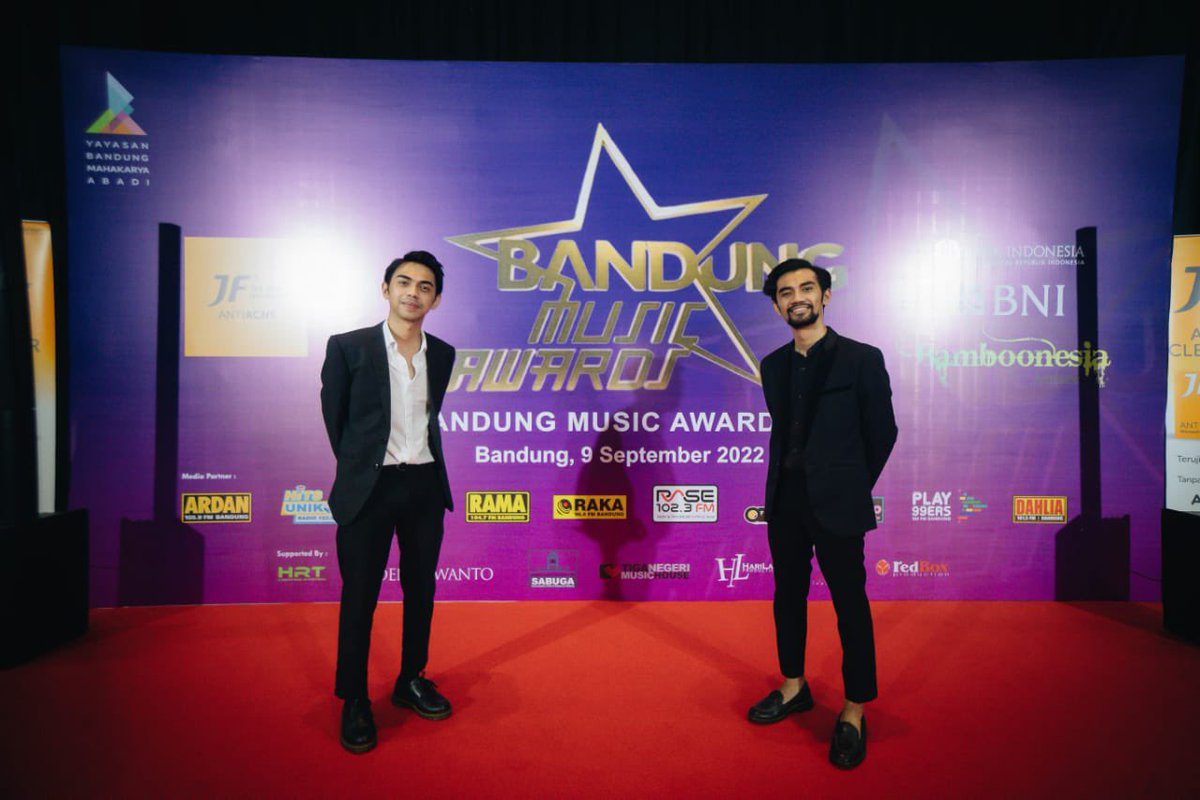 davebatlayar's tweet photo. Senang sekali, jumat kemarin bisa mendapat kesempatan untuk datang ke acara Bandung Music Award yang pertama. Meskipun hanya beberapa jam di Bandung, tapi suasana dan momen kemarin tidak akan terlupakan. https://t.co/CTMZoWPJnB