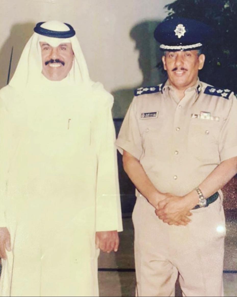 nawafalhamly's tweet photo. سمو الامير الشيخ نواف الاحمد الصباح حفظه الله عندما كان وزيرا للداخلية ومدير امن مديرية الاحمدي العميد مزيد محمد الحربي رحمه الله https://t.co/548xAdyoLf