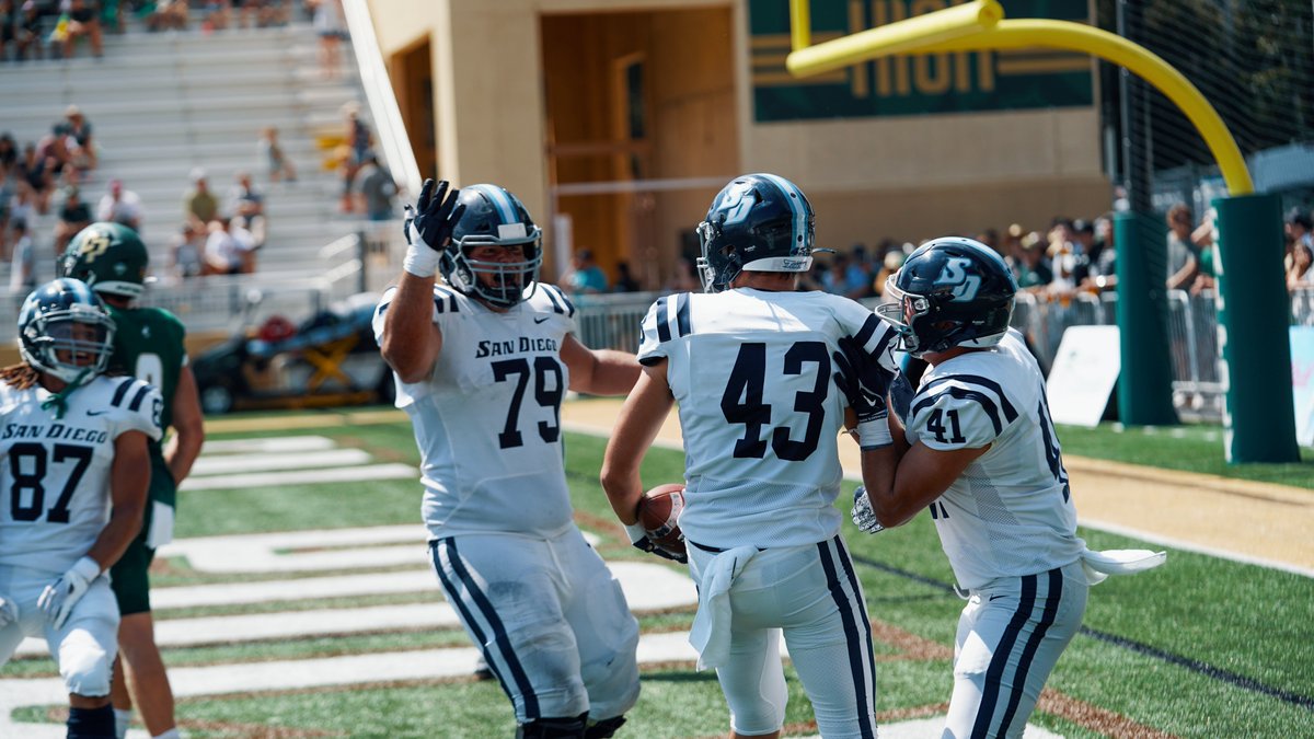 USDFootball's tweet photo. WHAT. A. PLAY.

On a double pass, QB Re-al Mitchell finds TE Dylan Lawson for a 22-yard touchdown.

7-0 USD at the end of the first quarter.

#GoToreros https://t.co/RRyQeChH4d