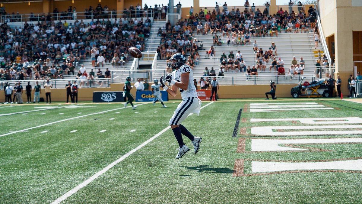 USDFootball's tweet photo. WHAT. A. PLAY.

On a double pass, QB Re-al Mitchell finds TE Dylan Lawson for a 22-yard touchdown.

7-0 USD at the end of the first quarter.

#GoToreros https://t.co/RRyQeChH4d