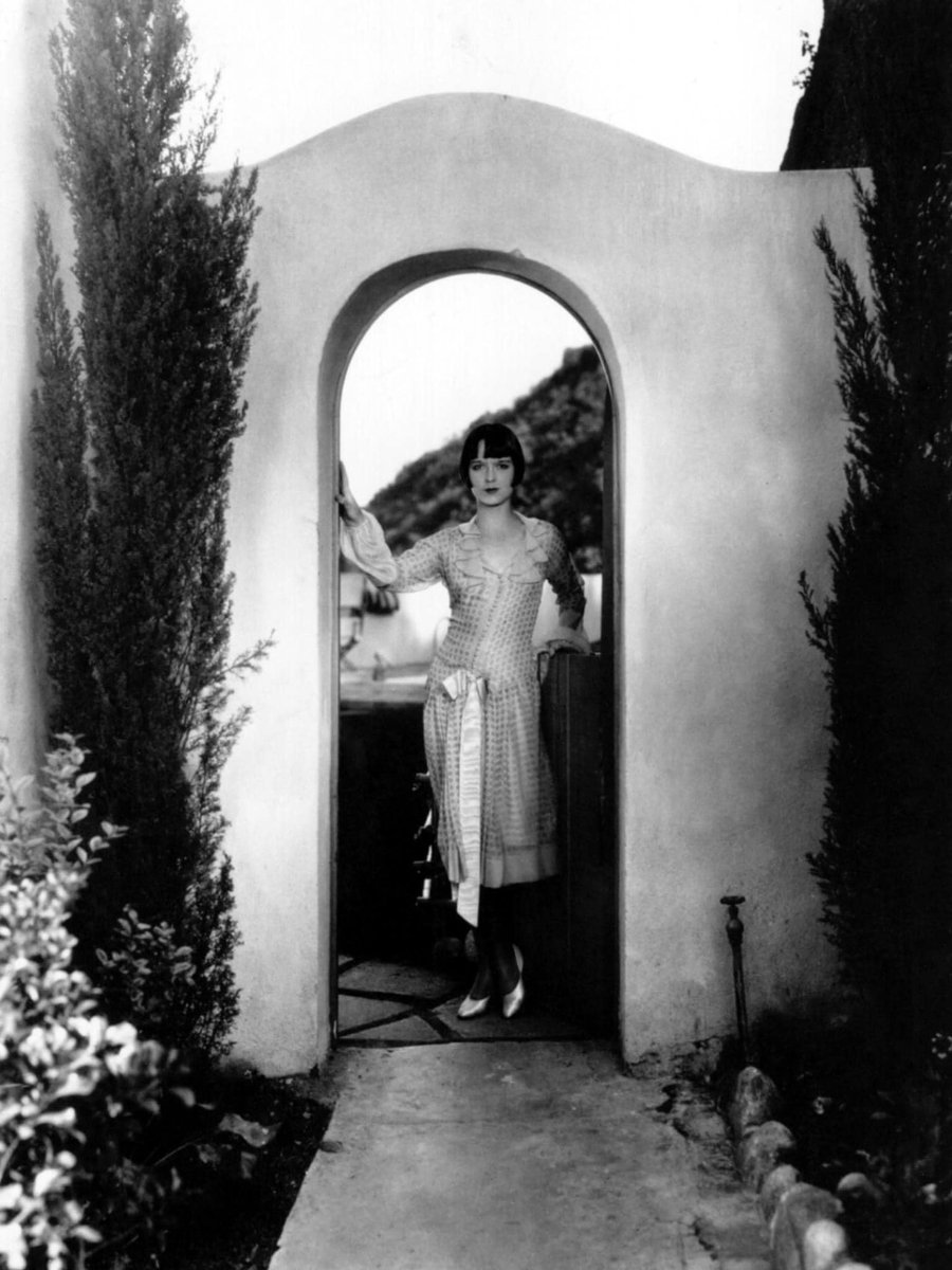 Louise Brooks in an archway of her Laurel Canyon home .. 1927. 
#legend #1920s #louisebrooks
