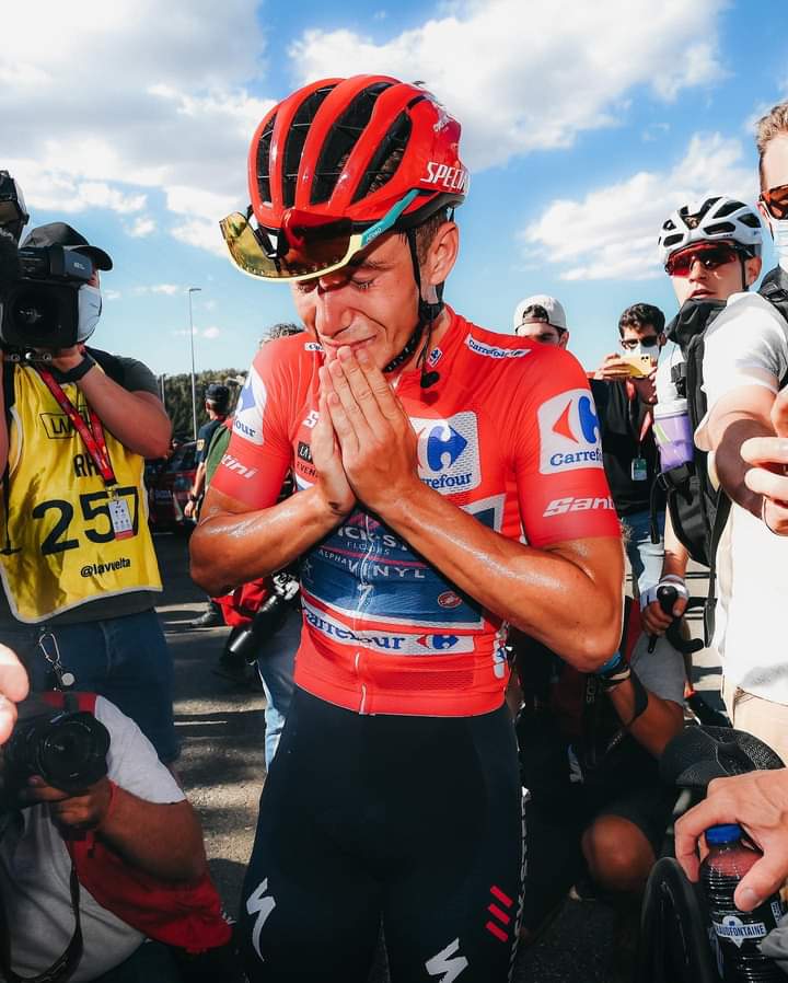 Giampa752's tweet photo. Il 15 Agosto 2020 durante il Lombardia fece un volo di 12 mt mettendo tutti gli appassionati in apprensione per lui.
Oggi vince la #Vuelta2022 
Bravo, Bravo, Bravo
@EvenepoelRemco https://t.co/15UG25lLga