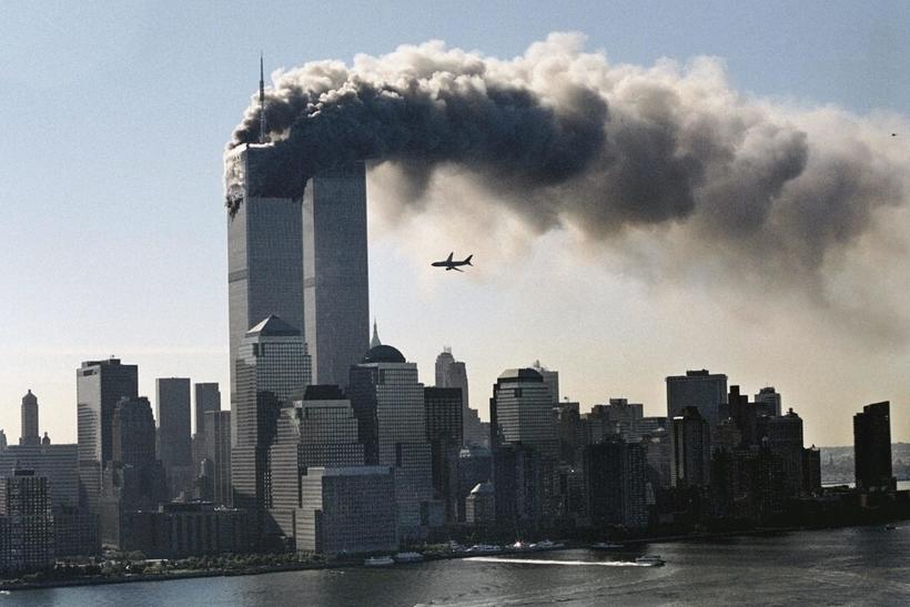 🗓#NumDiaComoHoje mas em 2001, o grupo terrorista Al Qaeda jogou dois aviões contra as torres gêmeas do World Trade Center, nos EUA. No dia 11 de setembro de 2001, os Estados Unidos viveram o maior ataque terrorista de sua história. #WTC21