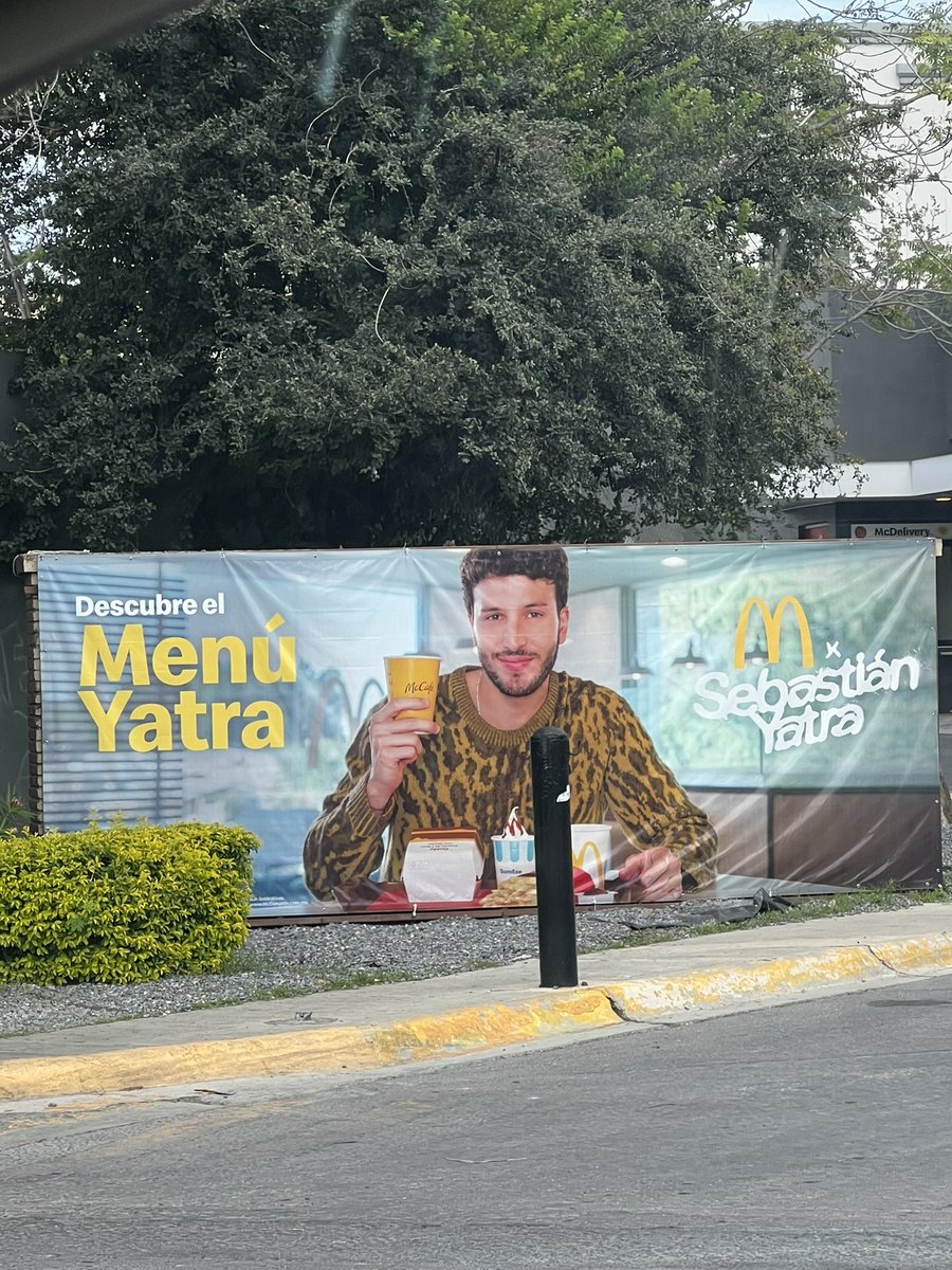 _Ardillita's tweet photo. Mia quiere pagarle con sus ahorros a alguien que trabaje en Mc Donald’s para que cuando termine la promo del menú @SebastianYatra le venda los cartones y las lonas alguiennn?? #yatrafan https://t.co/mPcBfLPrSM