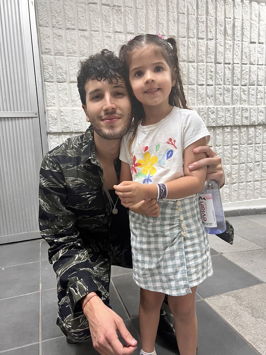 _Ardillita's tweet photo. Mia quiere pagarle con sus ahorros a alguien que trabaje en Mc Donald’s para que cuando termine la promo del menú @SebastianYatra le venda los cartones y las lonas alguiennn?? #yatrafan https://t.co/mPcBfLPrSM