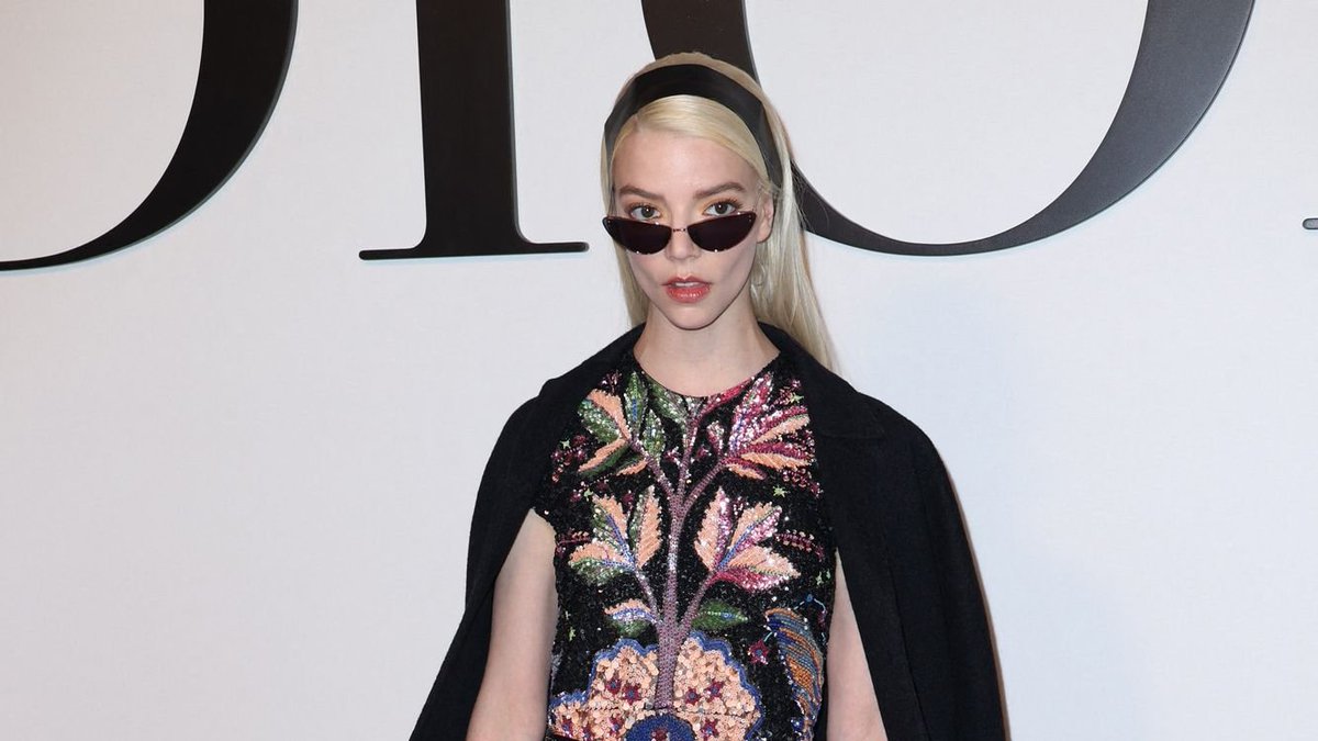 DiorCoutureRP's tweet photo. © #DiorCoutureRP ›› Paris Fashion Week! 📸
Actress and beauty global ambassador 𝗚𝘄𝗲𝗻𝗱𝗼𝗹𝘆𝗻 𝗦𝗮𝗶𝗻𝘁-𝗣𝗲̀𝗿𝗲 (@fairybutterfIy) turned out to attend the recently #ParisFashionWeekRP, dazzling in a multicolored, embroidered tulle #DiorFall22 dress. https://t.co/OAqenL6XOx