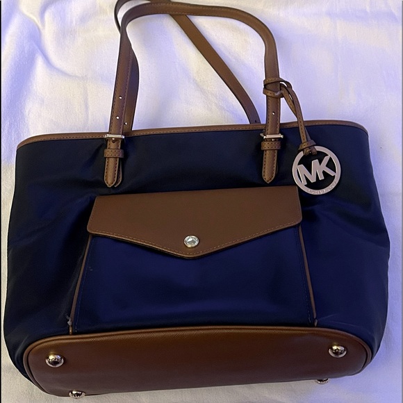 CravenDynasty's tweet photo. So good I had to share! Check out all the items I'm loving on @Poshmarkapp from @DeannaSonson #poshmark #fashion #style #shopmycloset #nr #anthropologie #michaelkors: https://t.co/MUKqkzeoyT https://t.co/02mK4QNPm5