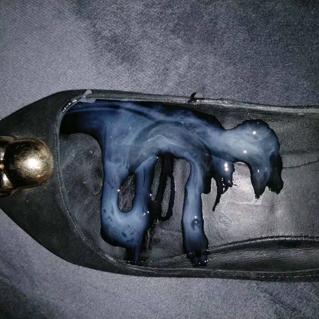 Zion7788's tweet photo. 中秋节必须射一次鞋
接寄射，有小可爱想要让我射的话欢迎滴滴
#射鞋 #打胶 #寄射 #高跟鞋足交 #恋物 #丝袜 #原味 https://t.co/G1jSIeitRd