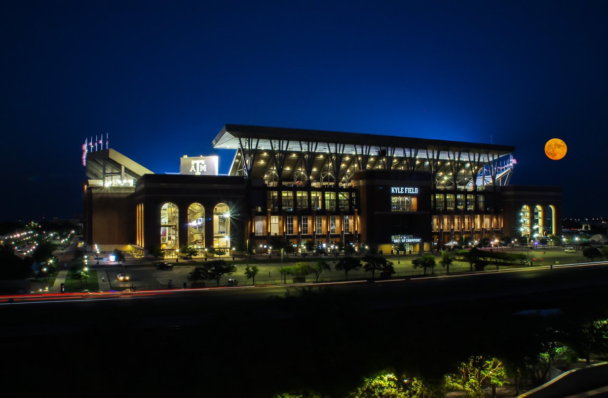 That moon @KBTXShel <a href="/KBTXMax/">Max Crawford 👍</a> @KBTXDrew @KBTXRusty
