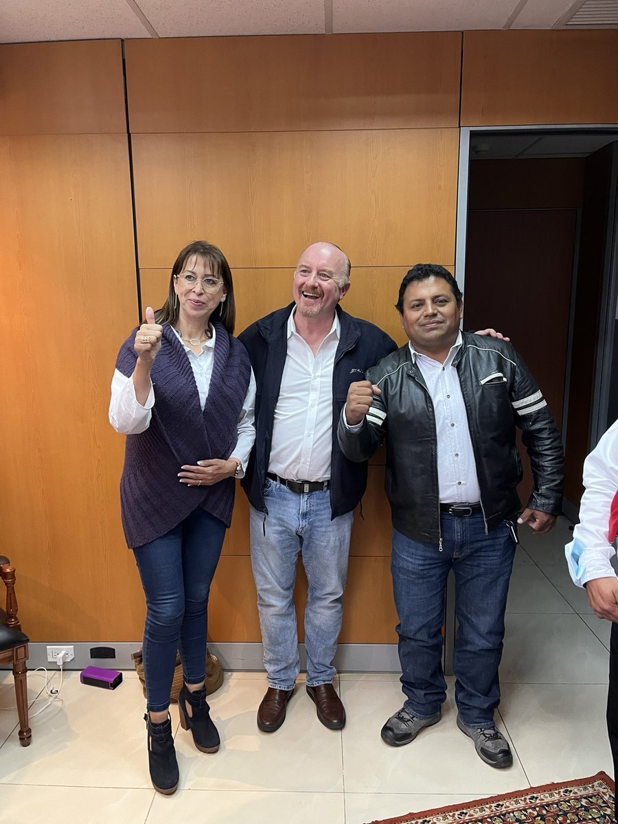guido_chiriboga's tweet photo. Hoy estuvimos con #IMBABURA 👍👍

Con el próximo Prefecto Julio César Flores y nuestros candidatos a Alcaldes, nos reunimos para planificar CREO 2023 🔵⚪️🔵 https://t.co/v8n8bgXHCH