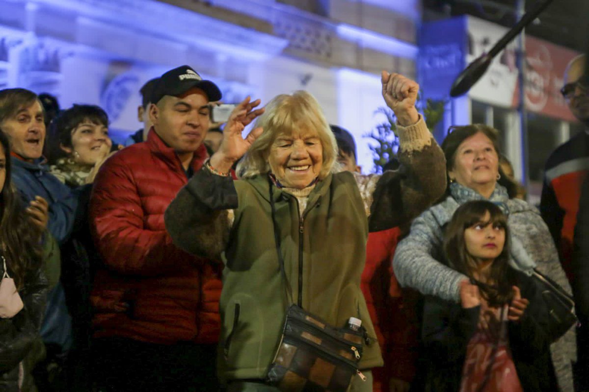 FedericoAchaval's tweet photo. Una noche que quedará grabada en el corazón de nuestro pueblo ❤️

Hoy, muchísimas familias pilarenses se acercaron para disfrutar de nuestro #PaseoDelCentro, un espacio que decidimos recuperar y renovar para poner en valor la historia y la identidad que tanto nos identifica. https://t.co/MXiInLLtlo