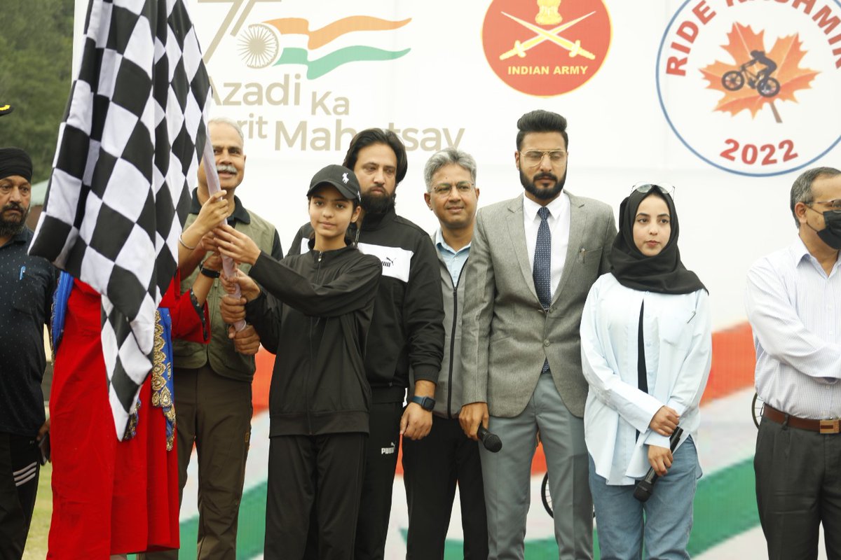 awazebaramulla's tweet photo. #Ridekashmir 

Women’s Cycling Rally was flagged off from Shaukat Ali Stadium, #Baramulla with the idea to encourage unity and women empowerment. 

@Hero_Cycles
@sn_premium @ICICIBank @adgpi @ChinarcorpsIA @NorthernComd_IA #cyclinglife #IndianArmy #womenempowerment #gangłysego https://t.co/jwOBNY8op5