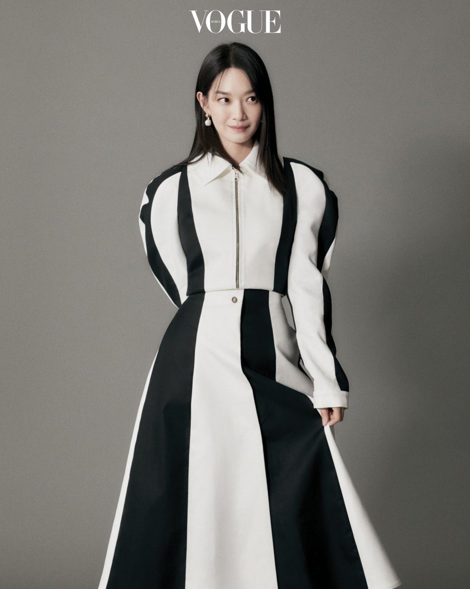@voguekorea [효진과 민아, 우리 이대로가 좋아요] #공효진 #신민아 주연! 시대를 앞서간 #부지영 감독의 장편 데뷔작! <지금, 이대로가 좋아요> 14년...