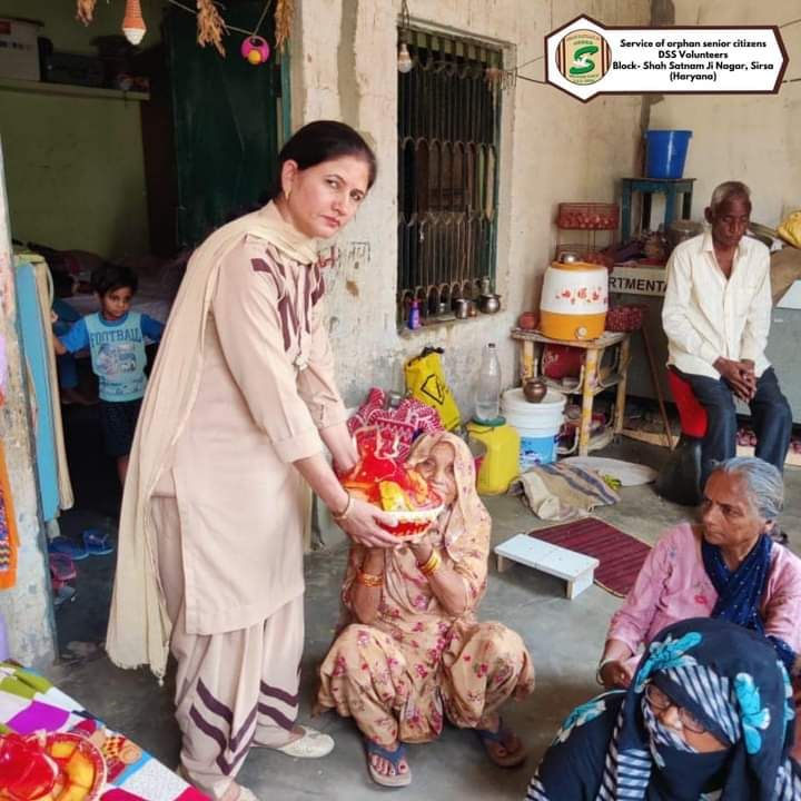 Tisha_Aroraa's tweet photo. In today's era people consider the elderly as a burden. But Saint @Gurmeetramrahim Ji has taken a new step in taking forward this tradition by running a campaign that we will take care of the elderly. Let's create a bond with them this #GrandparentsDay https://t.co/CDXn2W2hq2