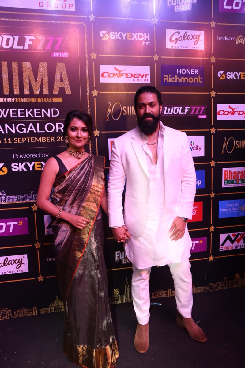 takeoneCinemazz's tweet photo. ನೆನ್ನೆ ನೆಡೆದ #Siima2022 ಸಮಾರಂಭದಲ್ಲಿ ರಾಕಿಂಗ್ ಸ್ಟಾರ್ ದಂಪತಿಗಳ ಸ್ಟೈಲಿಶ್ ಲುಕ್. @TheNameIsYash @iamradhikapandit @siima #RockingStar #Yash #RadhikaPandit #RockingCouple #KannadaCinema #TakeOneCinemazz https://t.co/ibKtq9EllA