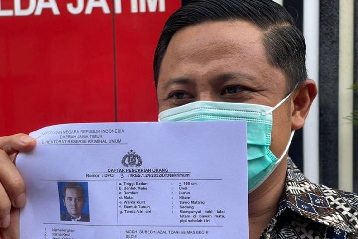 NaviriMag's tweet photo. Beredar Video Kapolres Jombang Diminta Kiai Tak Tangkap Anaknya yang DPO https://t.co/TvoE6lHoCj https://t.co/cIsl9hUZHG