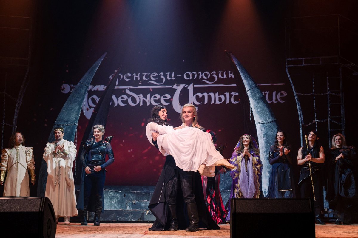 воспели поэты в старинных стихах
как нес он из бездны ее на руках 😭💔