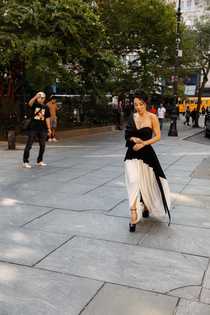 nyfw's tweet photo. The #StreetsAtNYFW are alive and well ❤️‍🔥

📷: @LeeOliveira https://t.co/EYFKoXw1RB