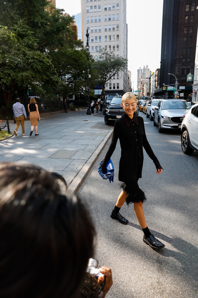 nyfw's tweet photo. The #StreetsAtNYFW are alive and well ❤️‍🔥

📷: @LeeOliveira https://t.co/EYFKoXw1RB