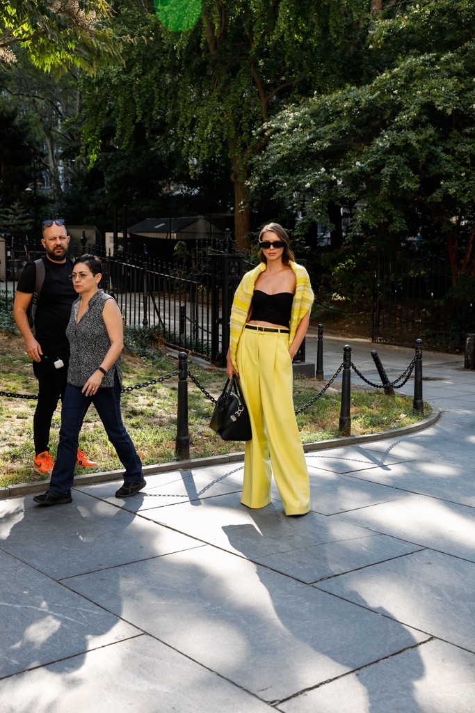 nyfw's tweet photo. The #StreetsAtNYFW are alive and well ❤️‍🔥

📷: @LeeOliveira https://t.co/EYFKoXw1RB