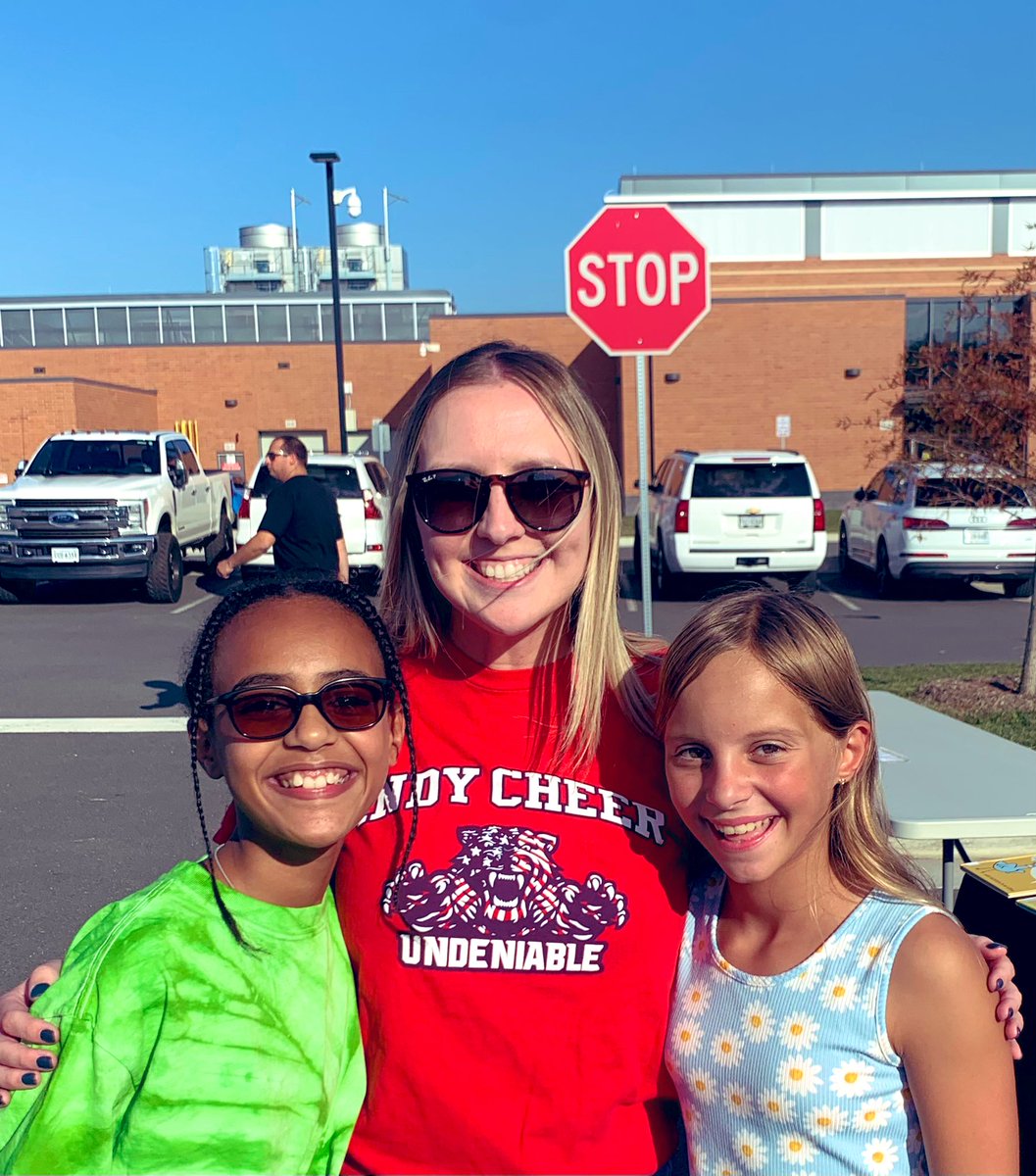 5MissDaly's tweet photo. Back to School Bash with some of my favorite honeybees! @HovatterES @misswalshsecond @Ri_Garrison https://t.co/3fQHz5O2yU