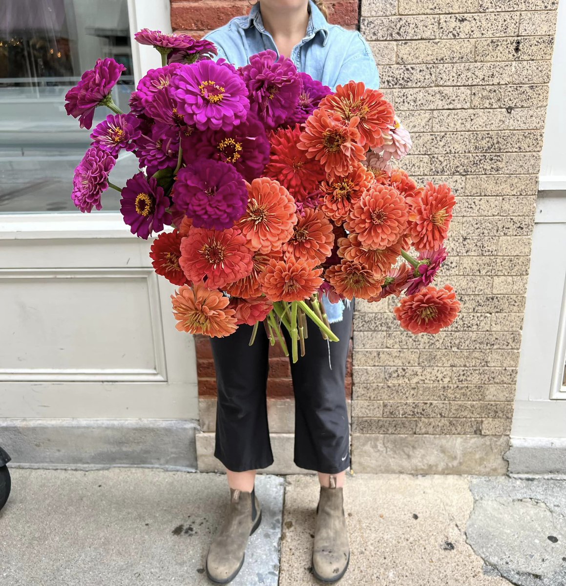 SarahsPetals's tweet photo. Thank you so much to all who came out today to downtown #Roanoke and #Botetourt Farmers Markets. Even though a rainy day folks grabbed their bouquets to brighten their weekend. Appreciated. See you next weekend. 🌻🌼🌸 https://t.co/kej739SlqL