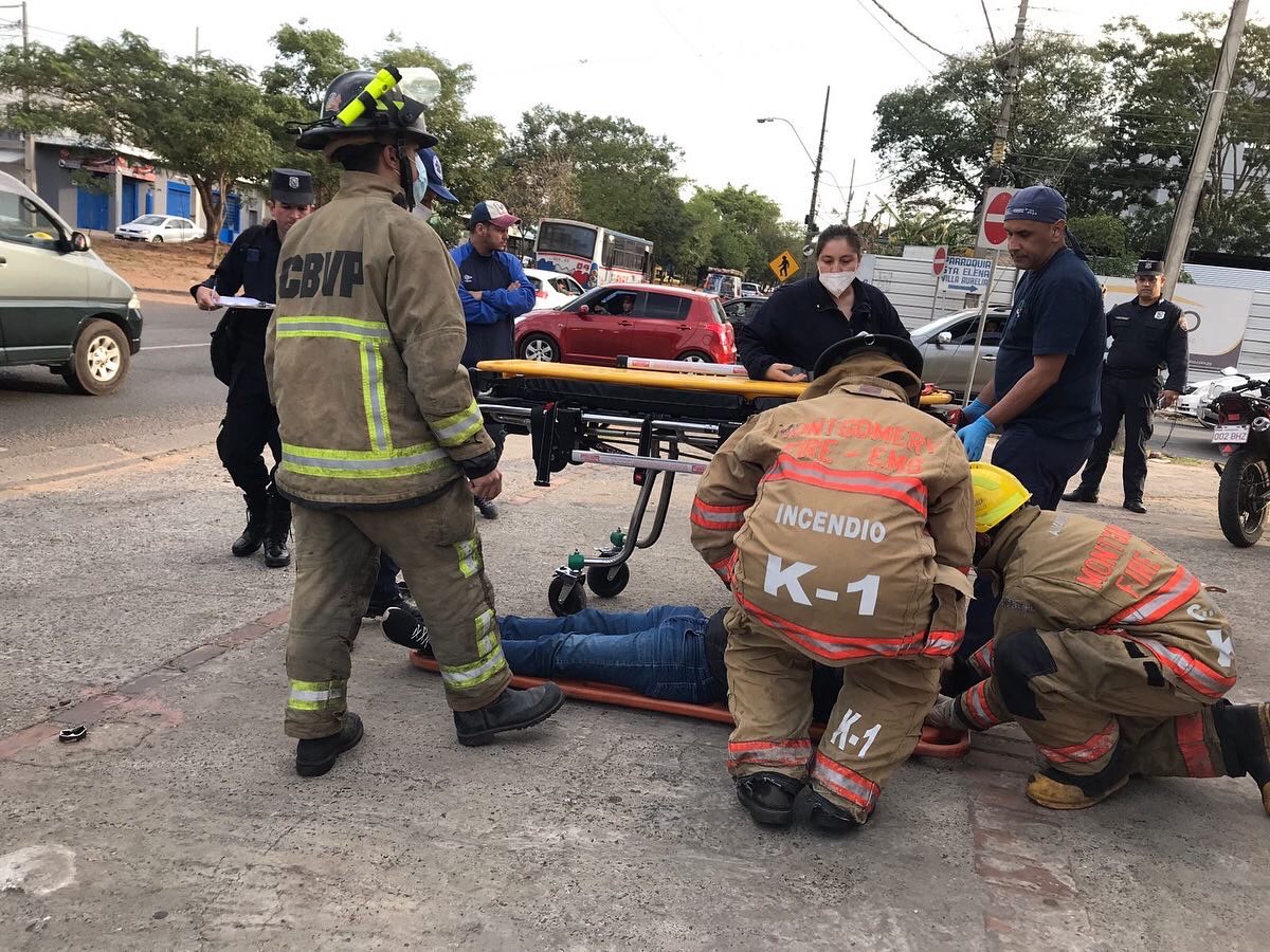 🚨SERVICIO🚨

Personal de #BomberosK1 en Móvil AB-11 prestan asistencia en accidente de #motociclista para su posterior traslado al centro asistencial en ambulancia de #SEME 

Dirección: Cirilo Rivarola c/ Madame Lynch.

#SomosK1
#somoscascappui
#ManejaConPrecaucion