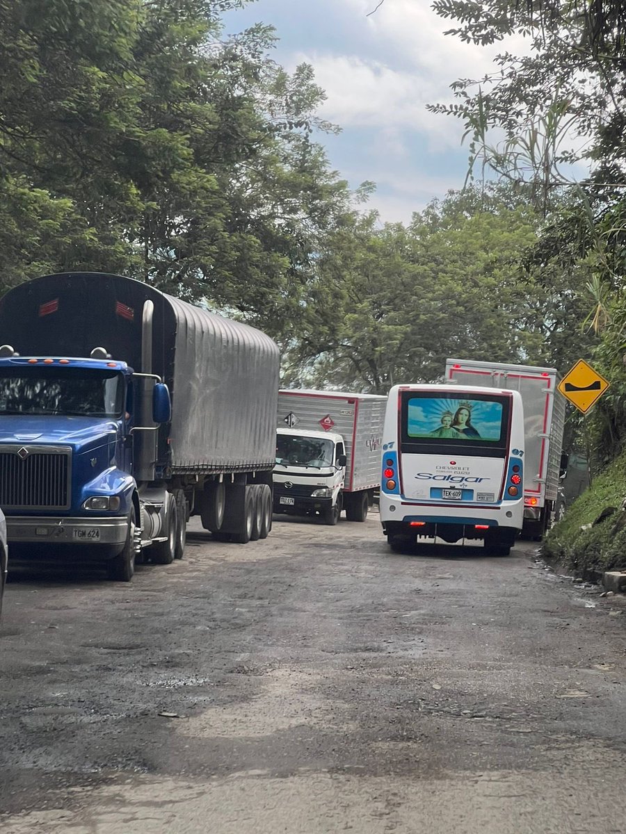 Juan_EspinalR's tweet photo. #Grave el sureste de Antioquia reclama a Pacifico 1, el caos en la vía especialmente entre el peaje y Camilo C (Amagá) es caótica. La solución se debe buscar d e manera urgente! @veronicaarango_ @PaolaHolguin https://t.co/hGqQlFNWF1