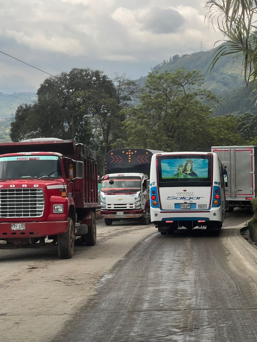 Juan_EspinalR's tweet photo. #Grave el sureste de Antioquia reclama a Pacifico 1, el caos en la vía especialmente entre el peaje y Camilo C (Amagá) es caótica. La solución se debe buscar d e manera urgente! @veronicaarango_ @PaolaHolguin https://t.co/hGqQlFNWF1