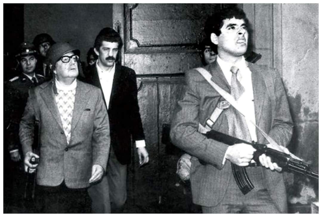 merlino53's tweet photo. #11settembre1973 Colpo di Stato in #Cile: i fascisti di Pinochet, con l'infame aiuto degli USA, assassinano il legittimo Presidente #SalvadorAllende che, fino alla fine, difese La Moneda, il palazzo del governo eletto democraticamente.
#IoNonDimentico 
#BoricNoEstaSolo https://t.co/We0Mp5xlvQ