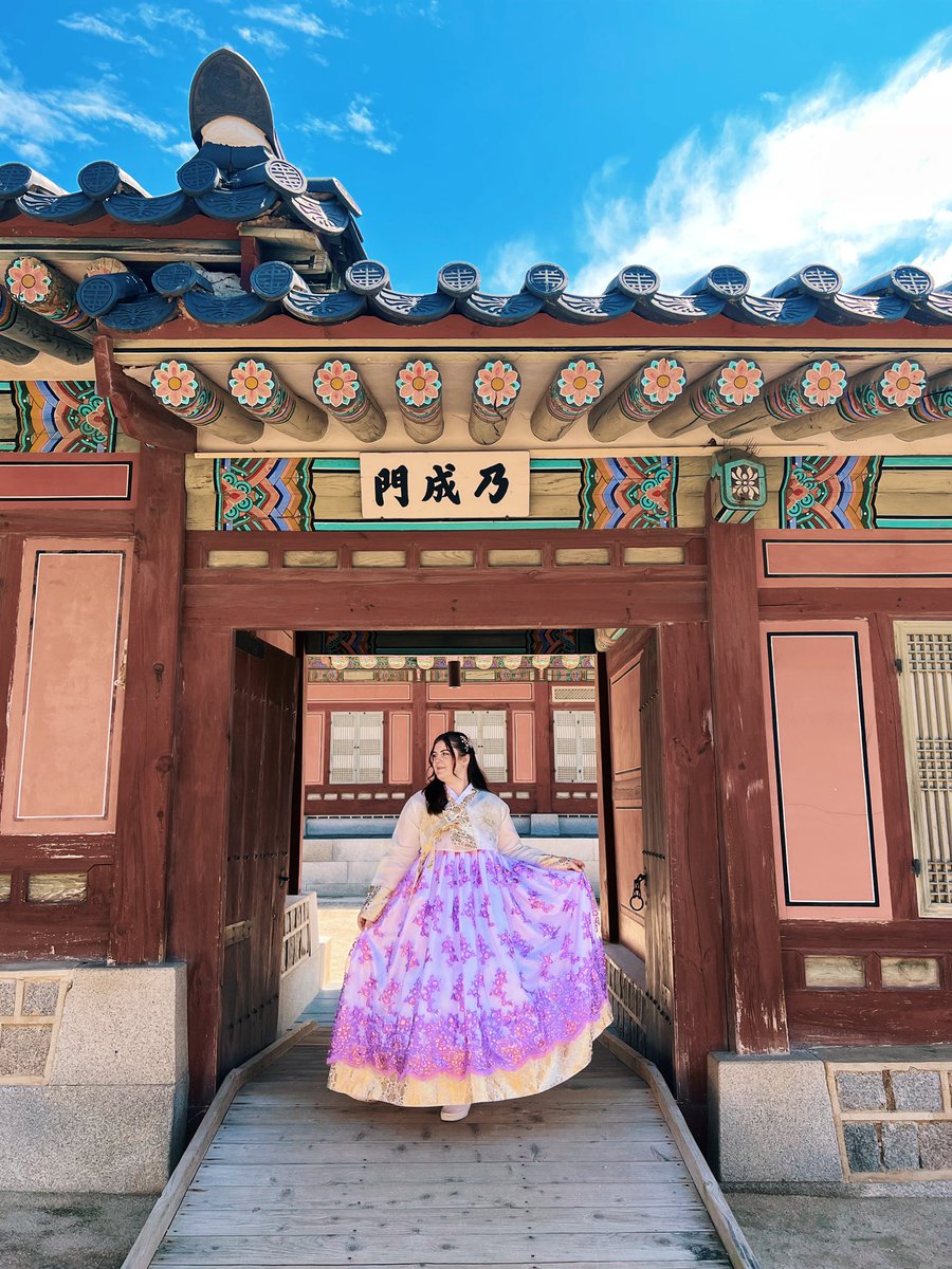BrielAshlyn's tweet photo. Feeling pretty in Hanbok 🫧✨ https://t.co/7qeJkDWGXT