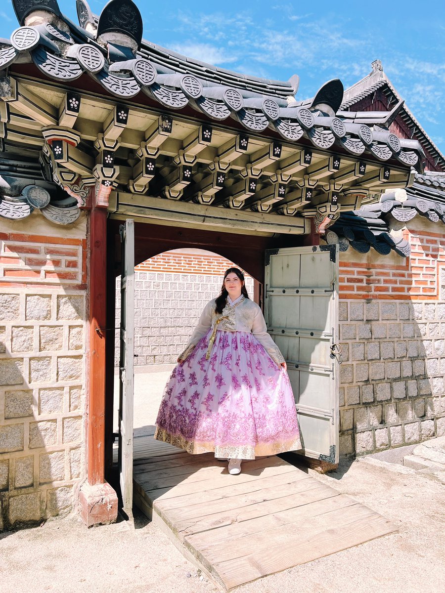 BrielAshlyn's tweet photo. Feeling pretty in Hanbok 🫧✨ https://t.co/7qeJkDWGXT