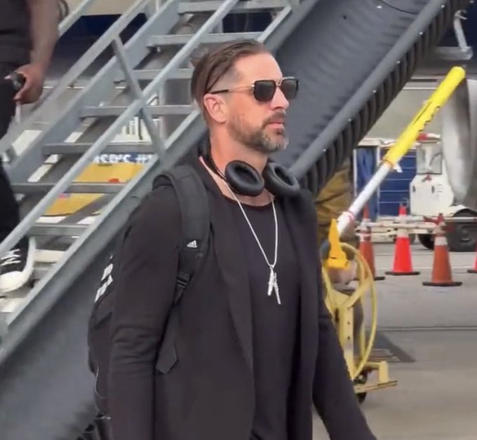 Aaron Rodgers New Haircut Has Fans Sizzling On Social Media